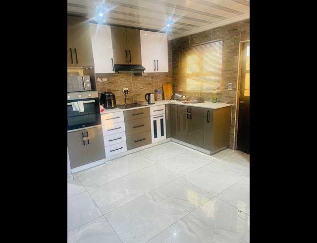 2 BEDROOM HOUSE FOR SALE IN NEWLANDS WEST